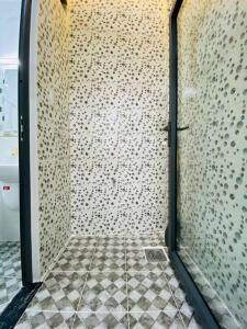 Nhà vệ sinh Nhà phố Q.Gò Vấp hướng Bắc bàn giao đầy đủ nội thất, có sổ hồng riêng.