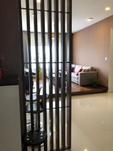 Phòng khách Sunrise City, Quận 7 Căn hộ Sunrise City tầng cao, ban công hướng nội khu thoáng mát.