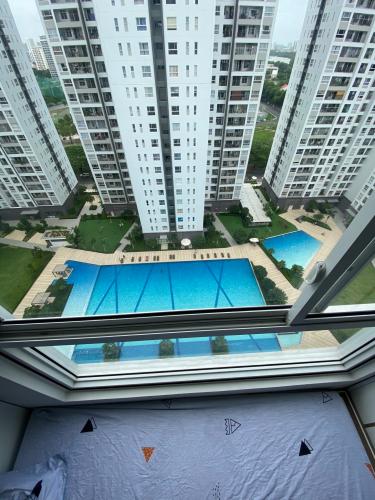 View nội khu căn hộ Sunrise Riverside Bán căn hộ tầng cao Sunrise Riverside có view hồ bơi nội khu thoáng mát, nội thất đầy đủ, dọn vào ở ngay.