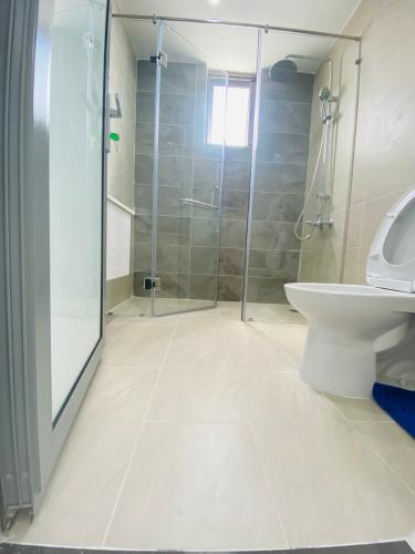 Nhà vệ sinh Saigon South Residence Căn hộ Saigon South Residence tầng cao, đầy đủ nội thất, 3 phòng ngủ.