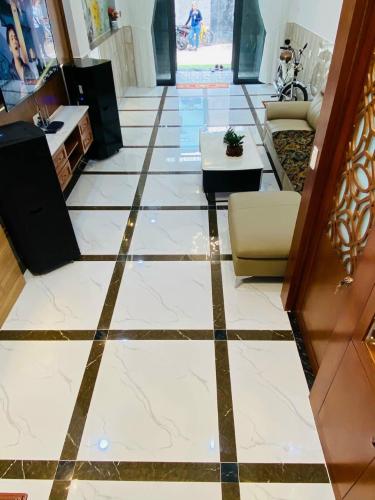 Phòng khách Nhà phố Q.Gò Vấp hướng Bắc bàn giao đầy đủ nội thất, có sổ hồng riêng.