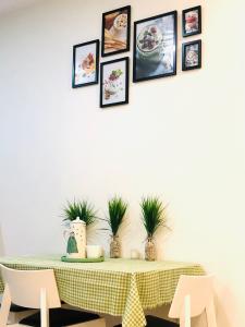 Bên trong căn hộ Topaz Elite Căn hộ Topaz Elite hướng Tây Bắc, view thành phố.