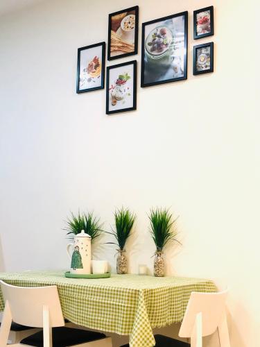 Bên trong căn hộ Topaz Elite Căn hộ Topaz Elite hướng Tây Bắc, view thành phố.