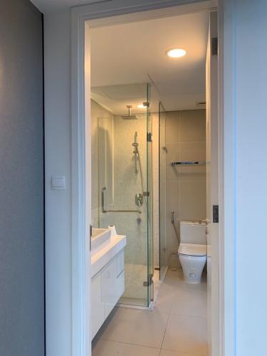 Toilet Gateway Thảo Điền Quận 2 Căn hộ Gateway Thảo Điền tầng trung, ban công rộng rãi.