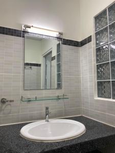 Nhà vệ sinh An Hội 3 Căn hộ tầng 11 chung cư An Hội 3, ban công Đông Bắc mát mẻ