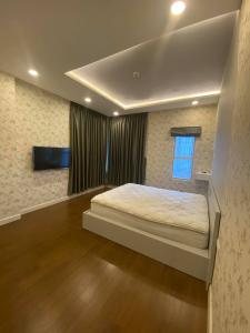 Phòng ngủ Sunrise City, Quận 7 Căn hộ Sunrise City tầng trung, ban công hướng Nam, view hồ bơi.