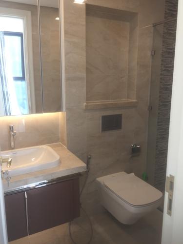 Toilet căn hộ Vinhomes Golden River Cho thuê căn hộ Vinhomes Golden River 2PN, diện tích 70m2, đầy đủ nội thất, view sông Sài Gòn