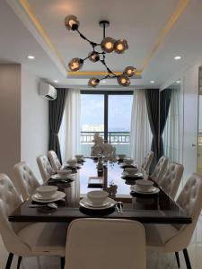 Bàn ăn căn hộ 4S RIVERSIDE BÌNH TRIỆU Bán căn hộ 4S Riverside Garden Bình Triệu 3PN, tầng 17, diện tích 330m2, đầy đủ nội thất cao cấp