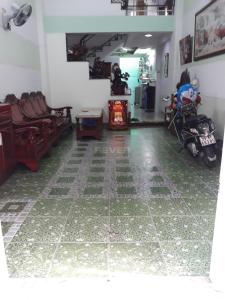 Nhà phố Lâm Thị Hồ quận 12 Nhà phố hướng Nam hẻm oto, sổ hồng riêng, nội thất cơ bản.