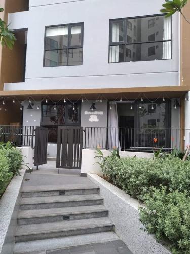 Lối đi sân vườn Mizuki Park, Bình Chánh Căn hộ Mizuki Park tầng thấp, sân vườn rộng, view nội khu hồ bơi.