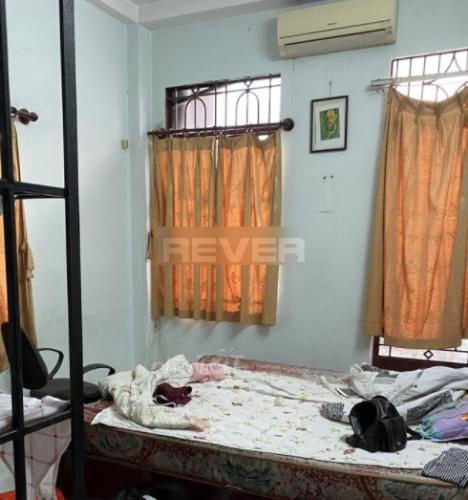 Phòng ngủ nhà phố Trần Văn Đang, Quận 3 Nhà phố gần Ga Sài Gòn, nội thất cơ bản, sân thượng rộng.