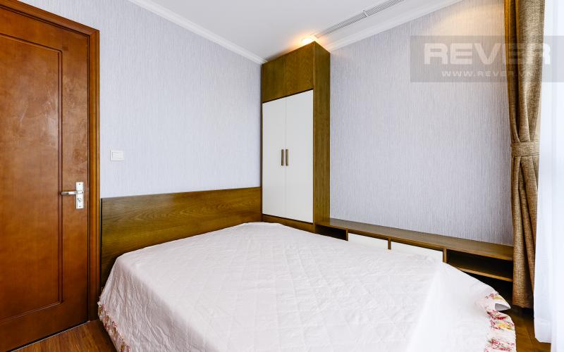 Phòng ngủ 2 Căn hộ Vinhomes Central Park tầng cao tháp Central 3 nhìn về khu vực Bình Thạnh