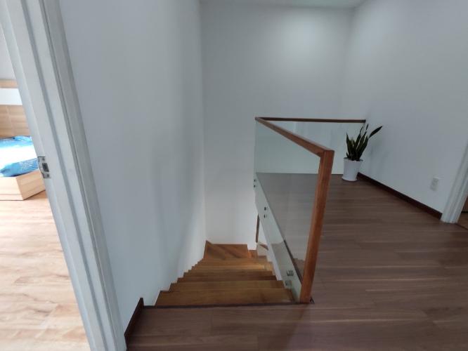 cầu thang duplex STAR HILL PHÚ MỸ HƯNG Bán duplex Star Hill Phú Mỹ Hưng 3PN, tầng 4 block A, đầy đủ nội thất, sổ hồng