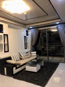 Phòng khách The Gold View, Quận 4 Căn hộ The Gold View đầy đủ nội thất, ban công thoáng mát.