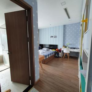 Phòng ngủ căn hộ Vinhomes Central Park Bán căn hộ tầng cao Vinhomes Central Park, 4 phòng ngủ, diện tích 155m2, đầy đủ nội thất, ban công hướng Đông Nam 