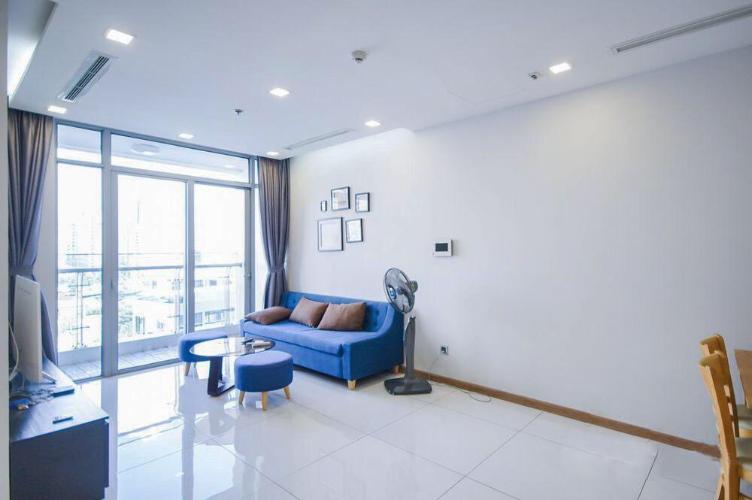 Phòng khách căn hộ Vinhomes Central Park Bán căn hộ 2 phòng ngủ Vinhomes Central Park, đầy đủ nội thất, view thành phố thoáng mát, sổ hồng đầy đủ.