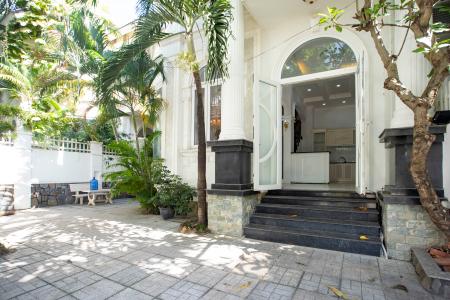 Sân biệt thự Trần Não, Quận 2 Biệt thự thiết kế phong cách tân cổ điển, nội thất sang trọng.