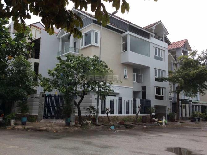 Đường nhà phố Nhà phố hướng Đông 2 mặt hẻm xe hơi, diện tích sử dụng 376m2.