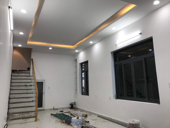 Phòng khách nhà phố Quận 2 Bán nhà phố Đường số 33, nội thất cơ bản, sổ hồng đầy đủ.