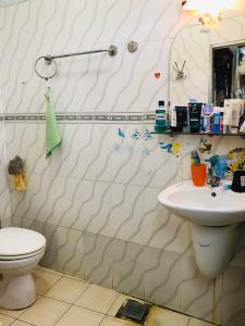 Phòng tắm nhà phố quận 7 Bán nhà phố đường Huỳnh Tấn Phát, Tân Thuận Tây, quận 7, diện tích đất 74.4m2, nội thất cơ bản.