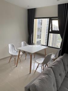 Phòng khách căn hộ Vinhomes Grand Park, Quận 9 Căn hộ Vinhomes Grand Park view nội khu yên tĩnh, nội thất đầy đủ.