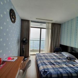 Phòng ngủ căn hộ Vinhomes Central Park Bán căn hộ tầng cao Vinhomes Central Park, 4 phòng ngủ, diện tích 155m2, đầy đủ nội thất, ban công hướng Đông Nam 