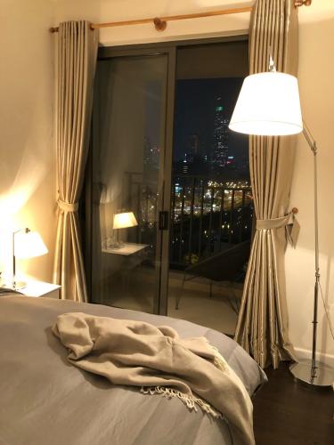 Phòng ngủ River Gate, Quận 4 Căn hộ Rivergate Residence tầng trung, view Bitexco lung linh về đêm.
