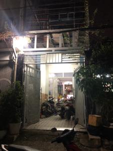 Bán nhà phố đường Đinh Bộ Lĩnh, 3 phòng ngủ, diện tích đất 73.2m2, nội thất cơ bản.