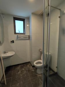 nhà vệ sinh Cho thuê căn hộ Saigon South Residence 2 phòng ngủ tầng trung, diện tích 65m2, đầy đủ nội thất