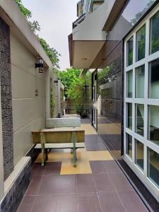Bên ngoài nhà Quận 2 Mặt bằng kinh doanh tầng trệt diện tích 200m2, sát mặt tiền Trần Não.