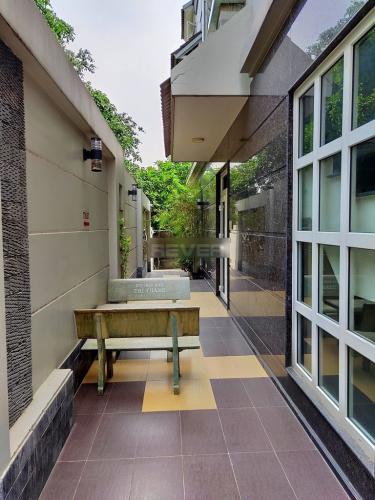 Bên ngoài nhà Quận 2 Mặt bằng kinh doanh tầng trệt diện tích 200m2, sát mặt tiền Trần Não.