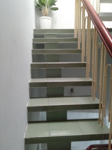 Cầu thang nhà phố Bình Tân Bán nhà hẻm Bình Trị Đông, Bình Tân, sổ hồng, hướng Nam, cách Vòng xoay Phú Lâm 1.5km