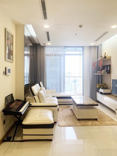 Phòng khách căn hộ Vinhomes Central Park  Bán căn hộ Vinhomes Central Park, 2 phòng ngủ, đầy đủ nội thất.