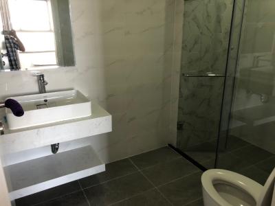 Phòng tắm Kingston Residence, Phú Nhuận Căn hộ tầng trung Kingston Residence ban công hướng Đông.