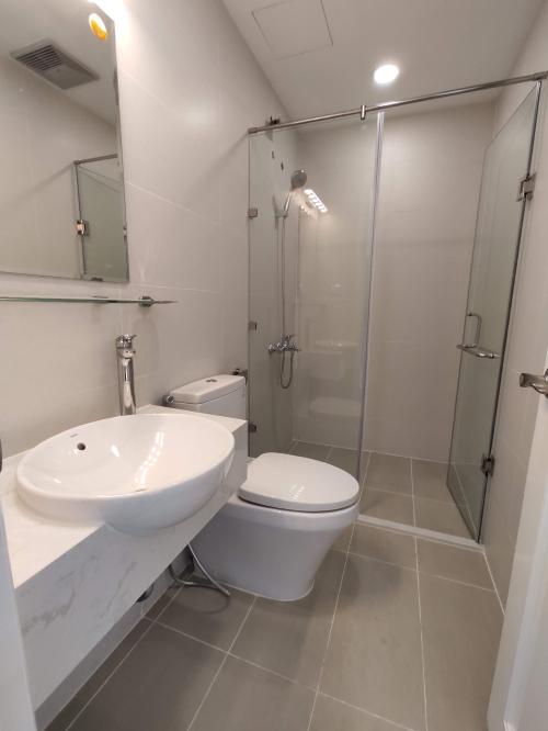 Toilet căn hộ SAIGON MIA Bán hoặc cho thuê căn hộ Saigon Mia 2PN, diện tích 76m2, nội thất cơ bản, view nội khu và Quận 1