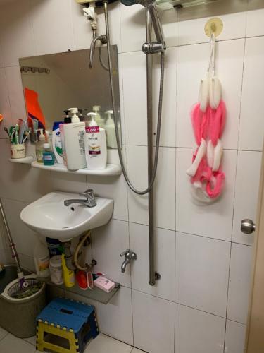 toilet nhà phố Quận 4 Nhà hẻm 2.5m Quận 4, nội thất cơ bản, cách Nguyễn Tất Thành 500m.