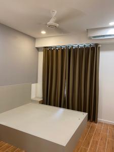 Phòng ngủ SSR Căn hộ Saigon South Residence đầy đủ nội thất, thiết kế hiện đại.