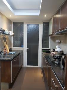 Khu vực bếp Saigon Pearl Quận Bình Thạnh Căn hộ Saigon Pearl tầng cao đón view thành phố sầm uất.