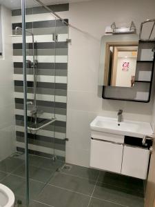 Phòng tắm Scenic Valley Quận 7 Căn hộ tầng trung Scenic Valley view nội khu hồ bơi.