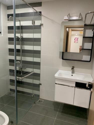 Phòng tắm Scenic Valley Quận 7 Căn hộ tầng trung Scenic Valley view nội khu hồ bơi.