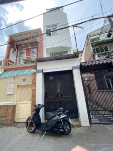 Bán nhà phố Bình Thạnh nội thất cơ bản, cách trung tâm 20 phút đi xe.