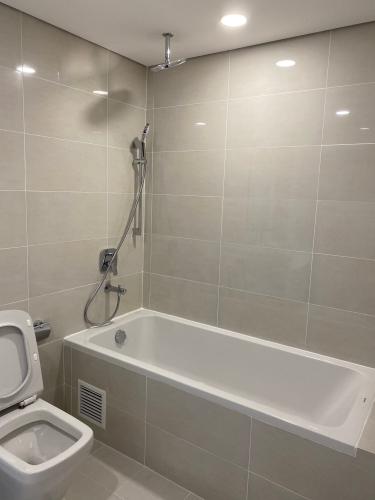 Nhà tắm Eco Green Saigon Căn hộ Eco Green Saigon tầng 06, nội thất cơ bản.