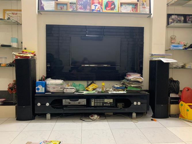 phòng khách nhà phố Quận 4 Nhà hẻm 2.5m Quận 4, nội thất cơ bản, cách Nguyễn Tất Thành 500m.