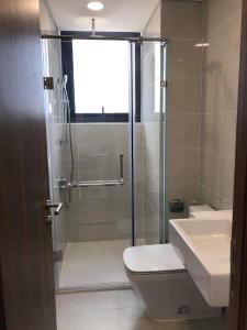 Toilet Eco Green Saigon Căn hộ Eco Green Saigon tầng trung, nội thất cơ bản.