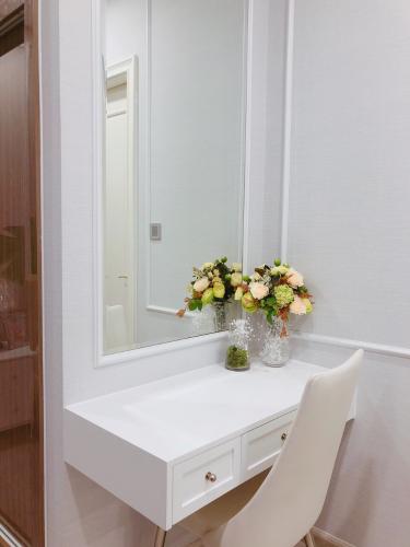 bàn ăn Căn hộ Vinhomes Golden River tầng cao, view  lộng gió.