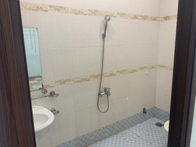 Phòng tắm nhà phố Mai Văn Ngọc, Phú Nhuận Nhà mặt tiền Phú Nhuận, diện tích rộng, nội thất cơ bản.