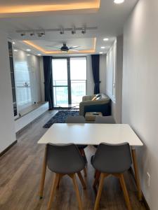 bàn ăn căn hộ Saigon South Residence Bán căn hộ đầy đủ nội thất Saigon South Residence view sông thoáng mát.