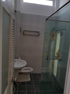 Phòng tắm nhà phố Huỳnh Tấn Phát, Quận 7 Nhà phố quận 7 hẻm xe hơi, khu dân cư an ninh đông đúc, rộng 80m2.