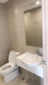Toilet Vinhomes Grand Park Quận 9 Căn hộ Vinhomes Grand Park tầng cao, đón phía nội khu.