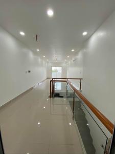 Tầng lửng Shophouse Moonlight Boulevard Bình Tân Shophouse Moonlight Boulevard không nội thất, view hồ bơi.